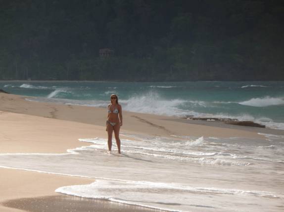 Caminhando na maravilhosa Playa Rincón, perto de La Galera, na península de Samaná, na costa norte da República Dominicana
